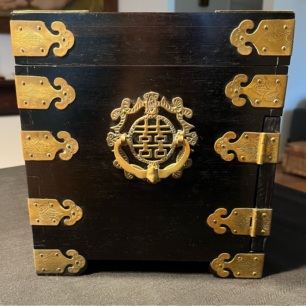 Large Asian style wood jewelry box, red lining, brass hardware - Picture 4 of 11